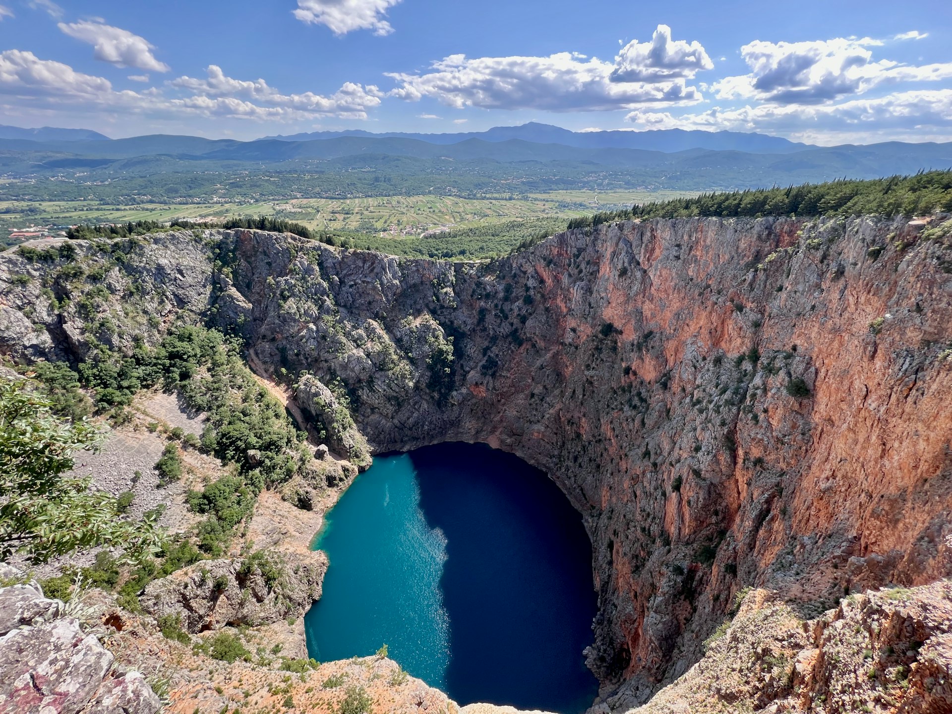 a large lake in the middle of a mountain